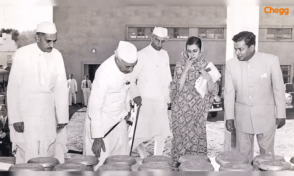 Indira Gandhi, Jawahar Lal Nehru with other members inspecting the milk during White Revolution in India